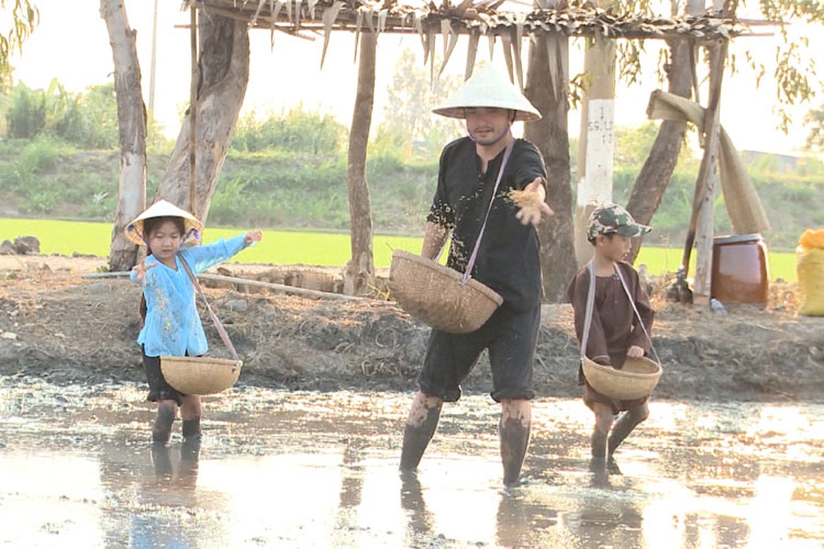 Thu vi Xuan Bac Minh Khang dua con di bua gieo ma-Hinh-9